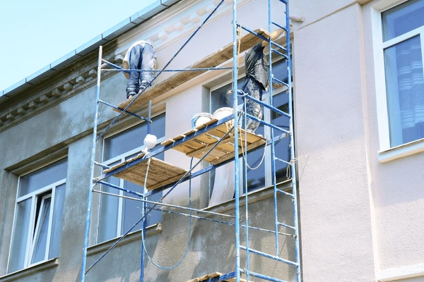 Travaux de peinture et ravalement de façade sur échafaudage